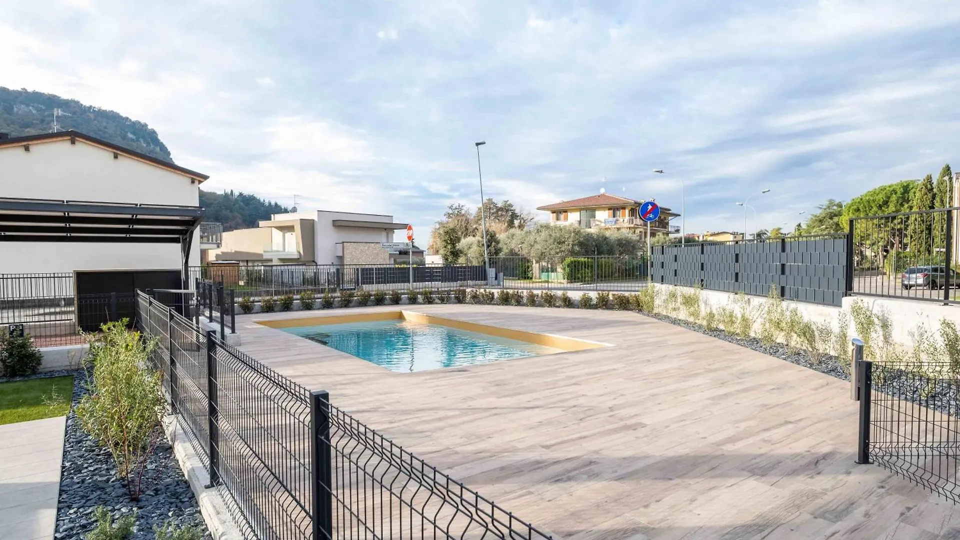 Apartmentsgarda - I Fiori D'Ulivo 0*, Garda (Verona) Italy