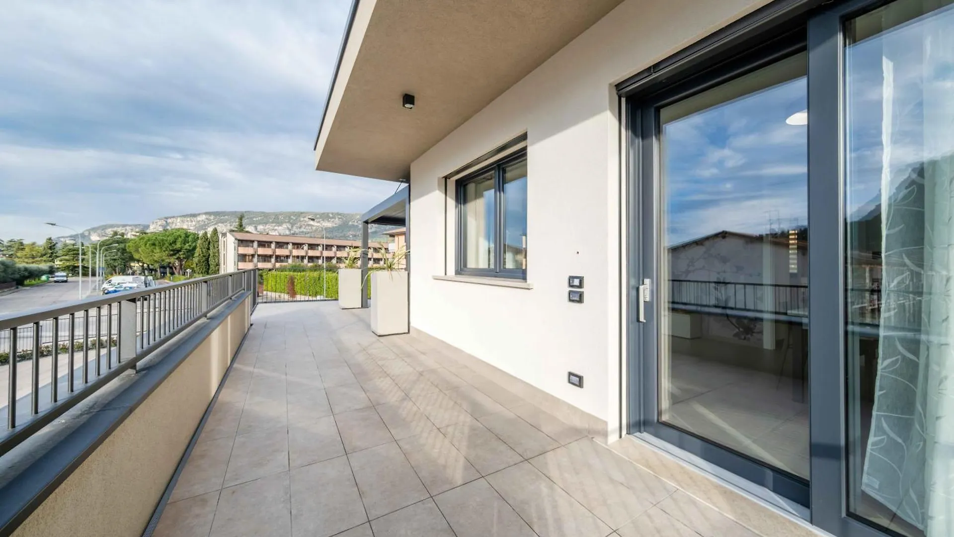 Apartmentsgarda - I Fiori D'Ulivo 0*, Garda (Verona) Italy